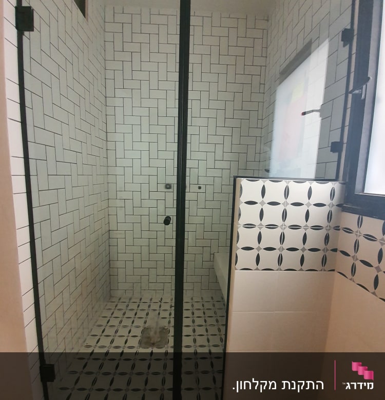 מקלחון עם דלתות זכוכית וריצוף מעוצב